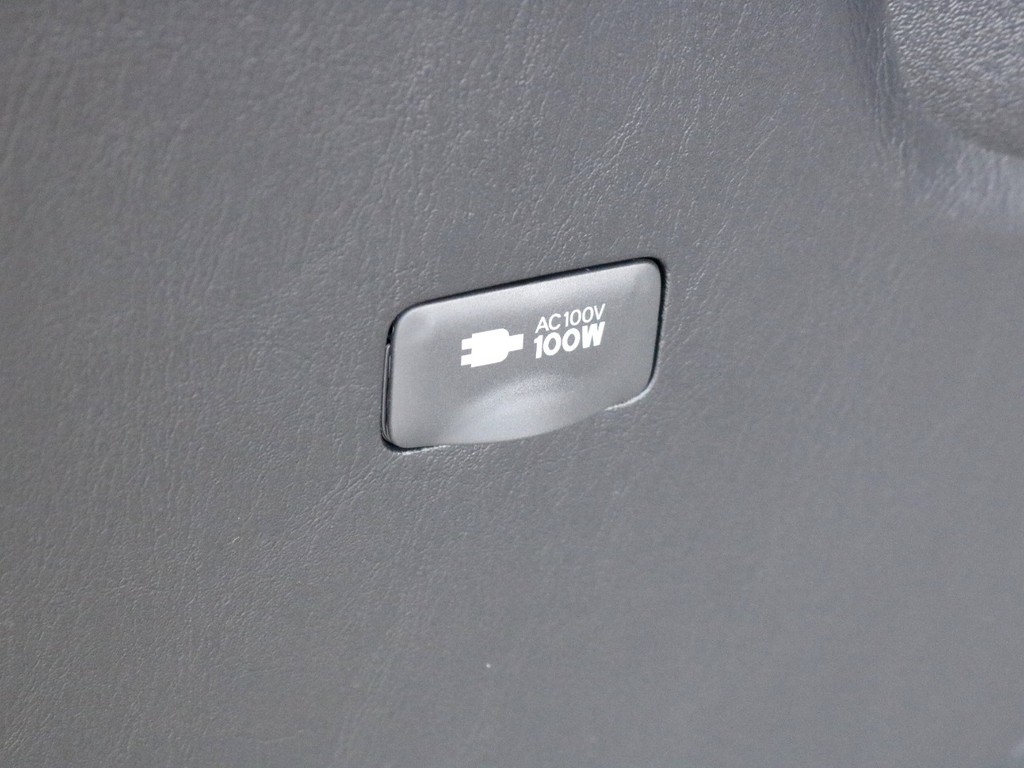 荷室にはあると便利なAC100V電源が設置されています。ちょっとした端末の充電などにご活用頂けます。