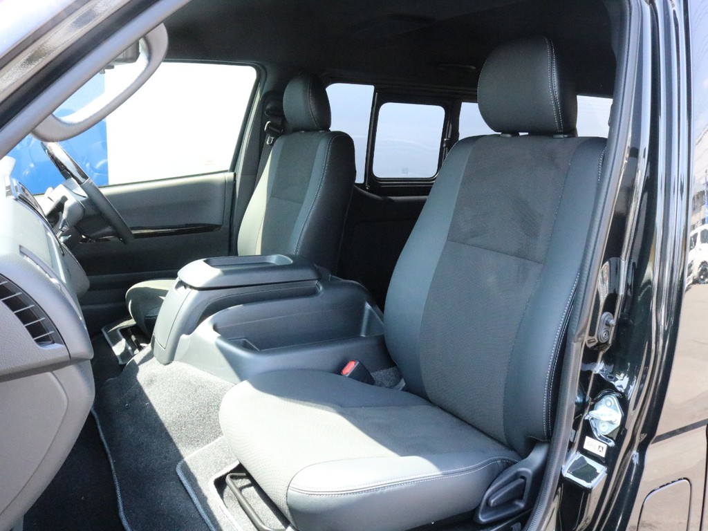 ダークプライムⅡ特別仕様車なので専用のハーフレザーシートになっております。そのままハーフレザーシートを楽しむのも、追加でシートカバーを装着するのも貴方次第！
