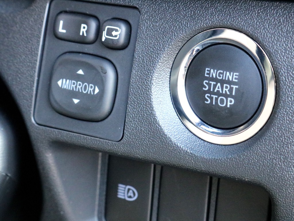 プッシュスタート＆スマートエントリーも完備！　オートハイビームも完備しているので対向車に配慮しつつ夜道を明るく照らしてくれます。