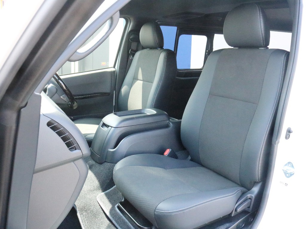 ダークプライムⅡ特別仕様車なので専用のハーフレザーシートになっております。そのままハーフレザーシートを楽しむのも、追加でシートカバーを装着するのも貴方次第！
