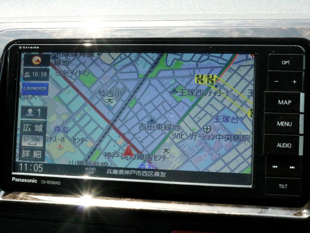 PanasonicストラーダSD地デジナビを完備！　ナビとしては勿論、オーディオや映像モニターとしてもご活用頂けます。