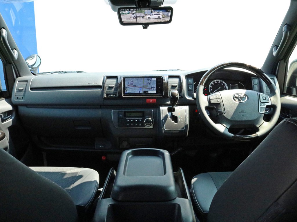 ダークプライムⅡ特別仕様車なのでコックピット内は従来のハイエースのイメージを覆す高級感ある造りになっています。内外装ドレスアップパーツからＳＤ地デジナビ・ＥＴＣ等の嬉しい装備も充実！