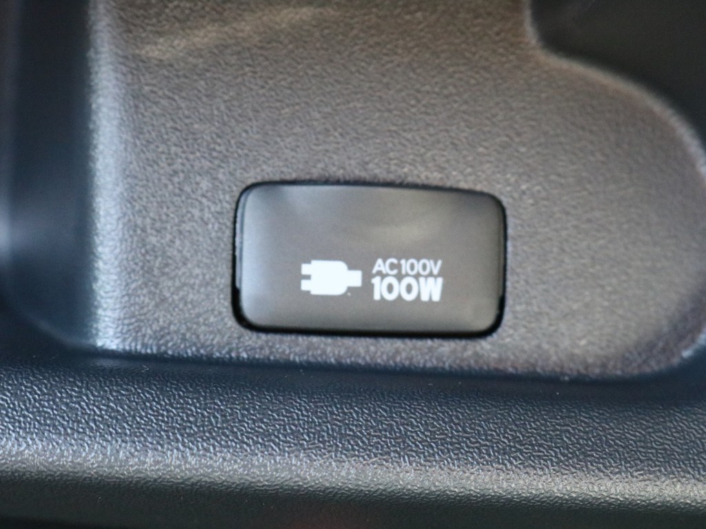 ダークプライムⅡ特別仕様車なので、あると便利なAC100Vアクセサリーコネクターが設置されています。モバイル端末の充電などにご活用頂けます。