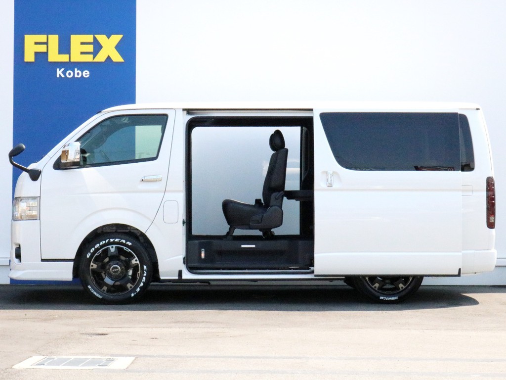 両側パワースライドドアなので乗り降りや荷物の積み下ろしが両側から楽に行えます。パワースライドドアの操作は運転席からも可能です。停車時の急速換気などにとても重宝します。