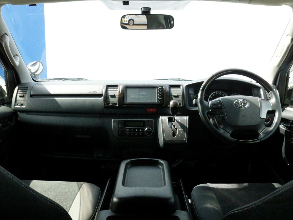 両側自動ドア、AC100V、SRSエアバッグ等の新車時メーカーOPも多数完備！　内外装ドレスアップパーツからナビ、ETC、バックカメラ等の嬉しい装備も充実！　カスタムの余地もあるので夢も膨らみます！