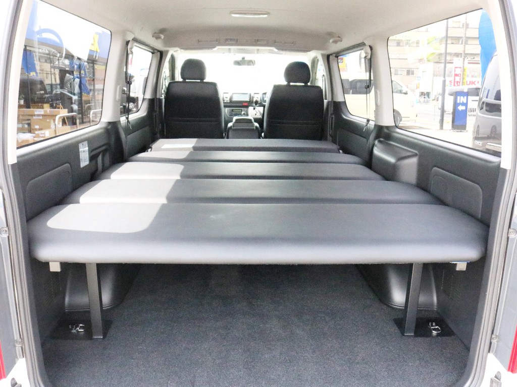 荷室スペースにはFLEXオリジナルベッドキットType1が装着されています。車中泊に対応出来る他、荷物を載せる荷台としてもご活用頂けます。