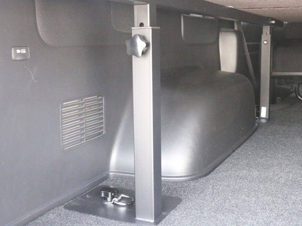 ベッドキットのフレームは特殊な工具を使うことなく手回しで高さ調整や取り外しが可能です。