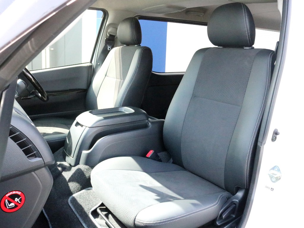 ダークプライム特別仕様車なのでシートはハーフレザーシートになっております。そのままハーフレザーシートを楽しむのも、シートカバーを追加で装着するのも貴方次第！