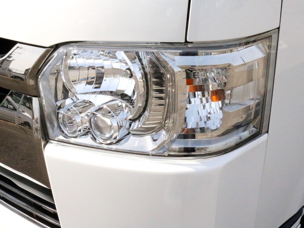 LEDヘッドライトも完備！　特別仕様車専用装備のダークメッキ加飾！