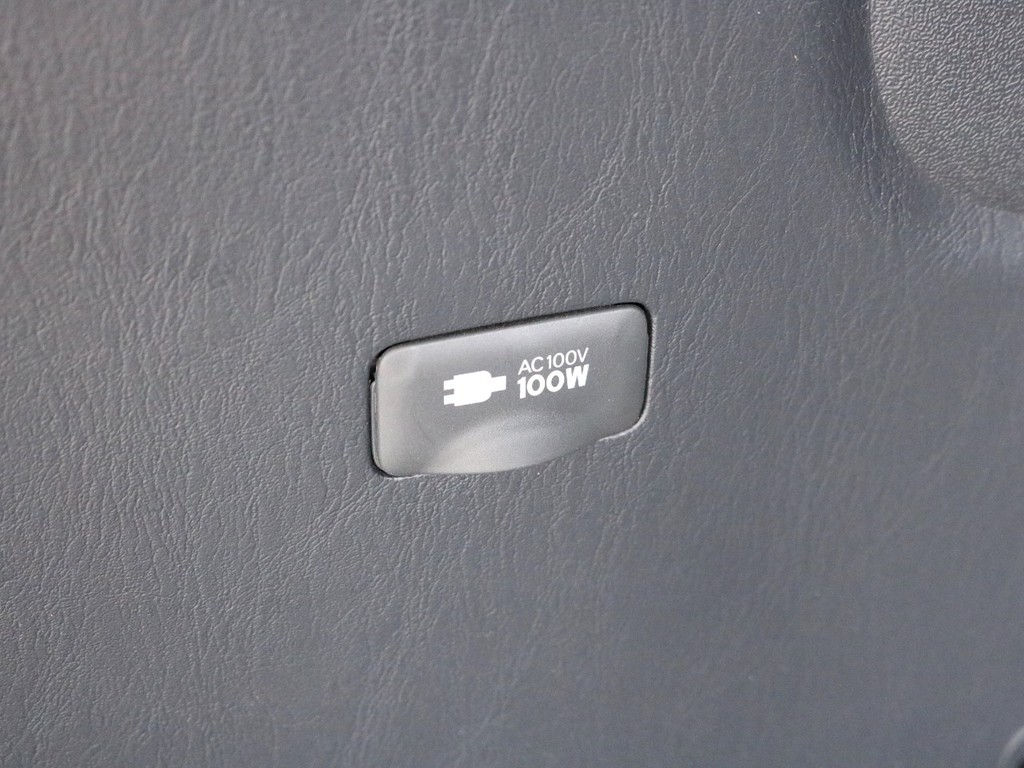 荷室スペース左側にはAC100V電源が設置されています。モバイル端末の充電などにご活用頂けます。