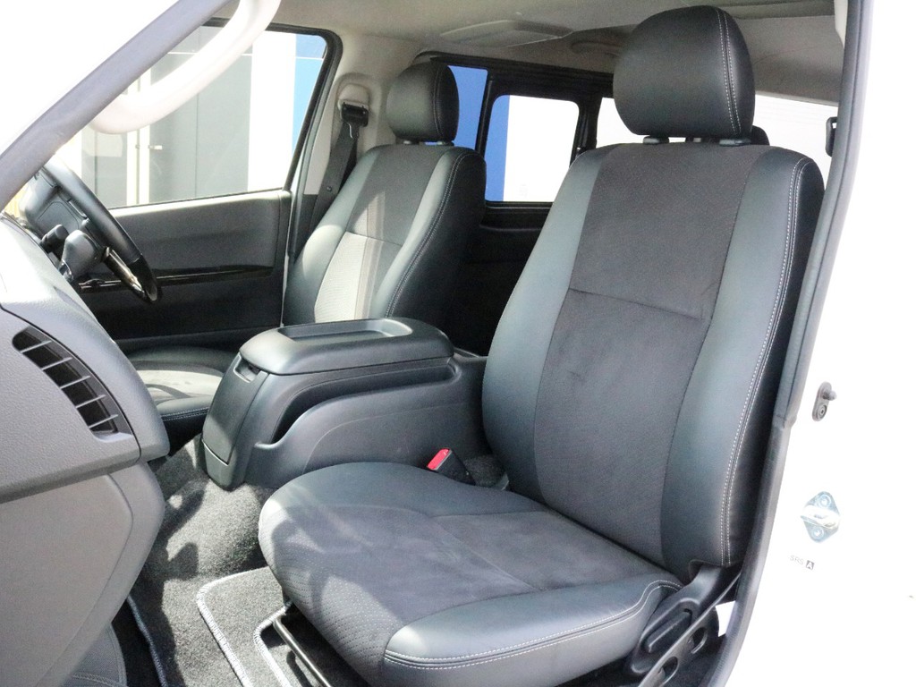 ダークプライム特別仕様車なのでハーフレザーシートになっております。そのままハーフレザーシートを楽しむのも、追加でシートカバー装着するのも貴方次第！