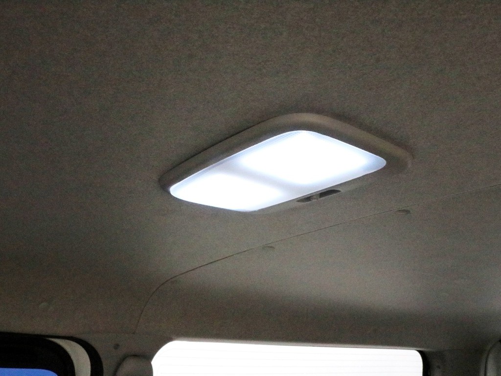 LEDルームランプも装着済み！　夜間の暗い車内を明るく照らしてくれます。