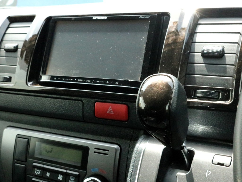 カロッツェリアSD地デジナビを装着済み！　ダークプライム特別仕様車なのでシフトノブも特別仕様！　ナビやエアコンダクト回りにはインテリアパネルも設置されています。