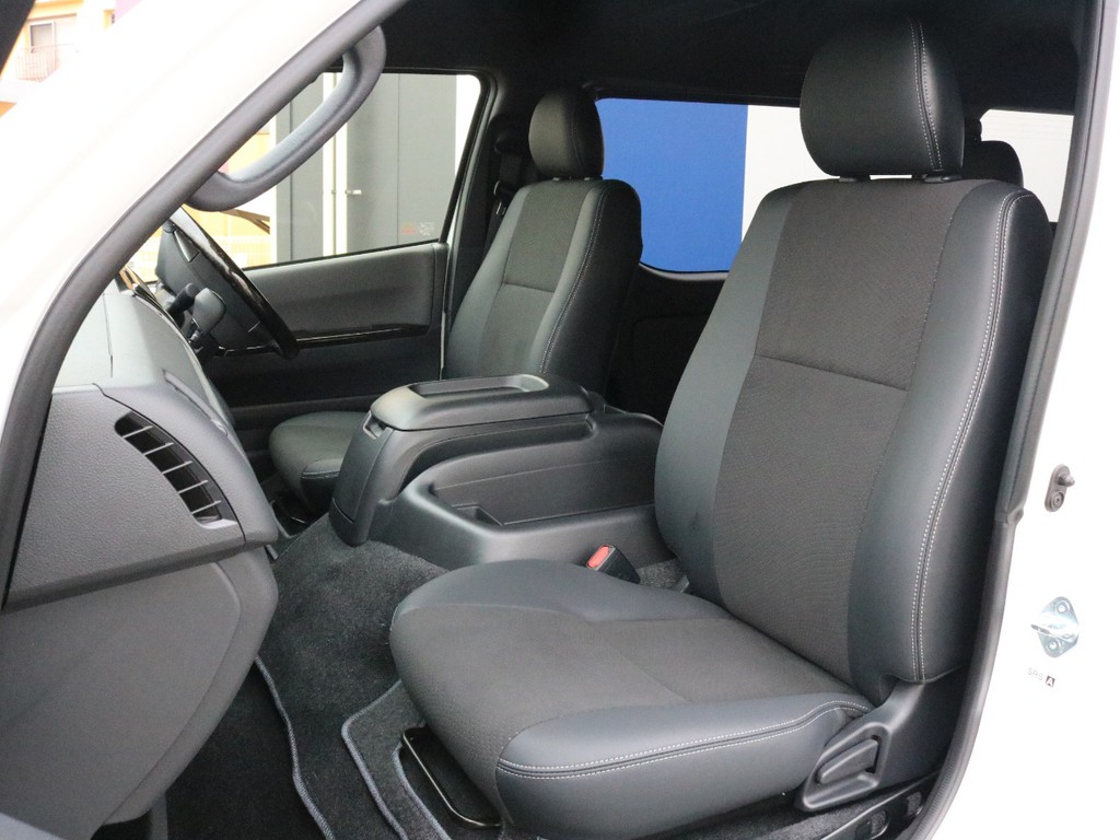 ダークプライムⅡ特別仕様車専用装備のハーフレザーシートです。そのままハーフレザーシートを生かすのも、シートカバーを装着してシートを保護するのも貴方次第！