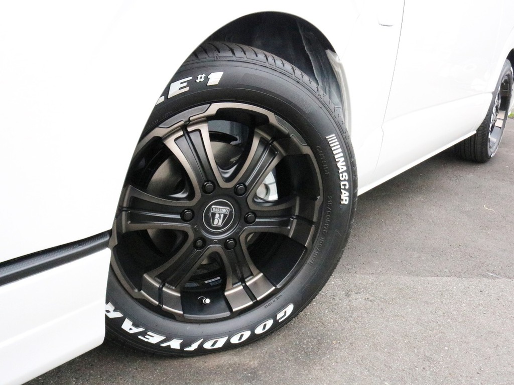 ホイールにはバルベロ W-DEEPS 17インチを装着！　タイヤはナスカーホワイトレタータイヤを合わせています。
