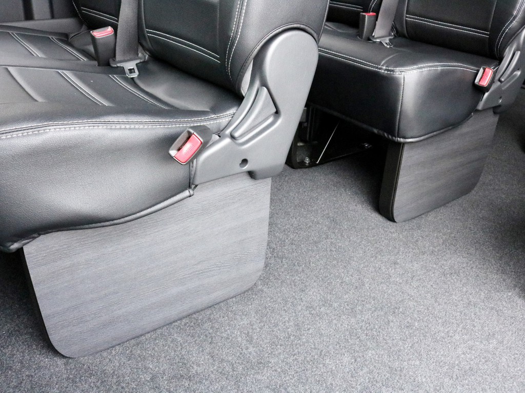 足元にはインテリアフッドパネルを設置済み！　むき出しのパイプフレームを隠して車内の高級感を演出します。