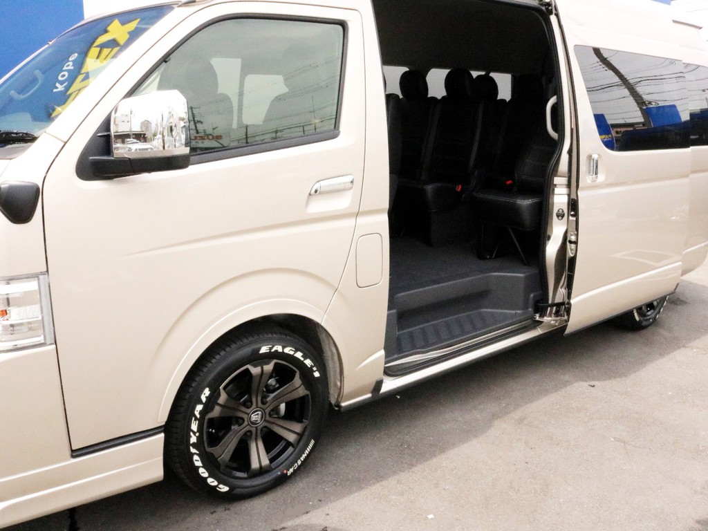 メーカーオプションのパワースライドドアも完備！　パワースライドドアは運転席からも開閉操作が可能です。