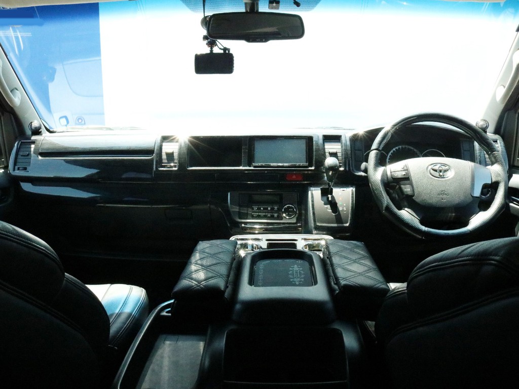 両側パワスラ、バックカメラ付き防眩ミラー等の新車時メーカーオプションも多数完備！　車両状態も良好で綺麗な１台！　正真正銘、全国で一番早い方のみが入手できる貴重なグレーメタリックコンプリート中古車！