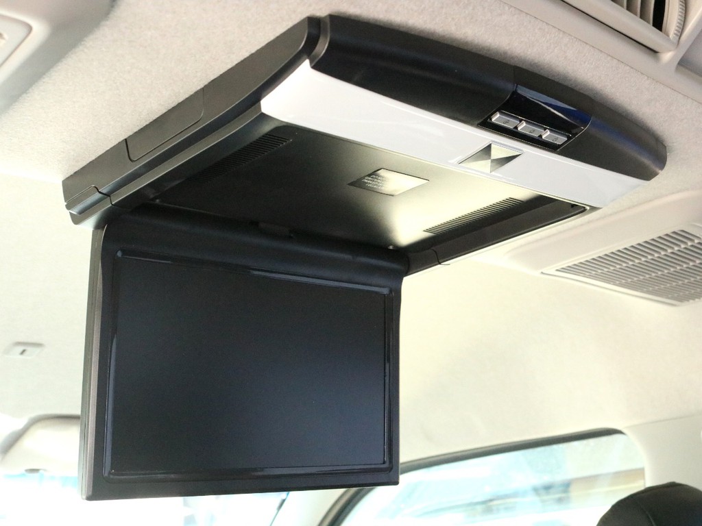 １０型フリップダウン後席モニターを完備！　2列目シートに座るゲストを退屈させません！　車中泊との相性もばっちりです♪