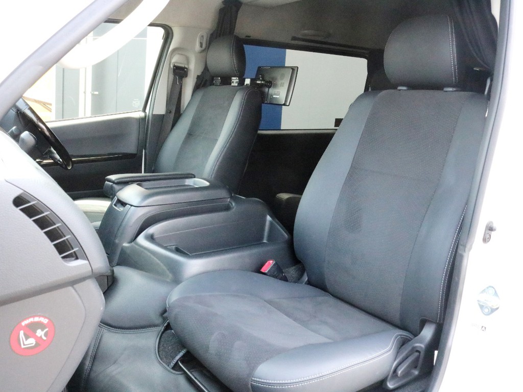 ダークプライム特別仕様車なのでシートは専用のハーフレザーシートになっています。そのままハーフレザーシートを楽しむのも、シートカバーを追加で装着するのも貴方次第！