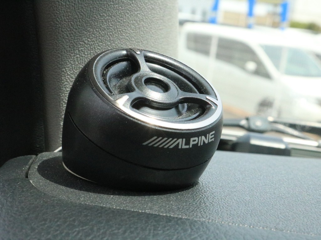アルパインフロントツイーターを完備！　運転席助手席の音響がとても良い一台です。