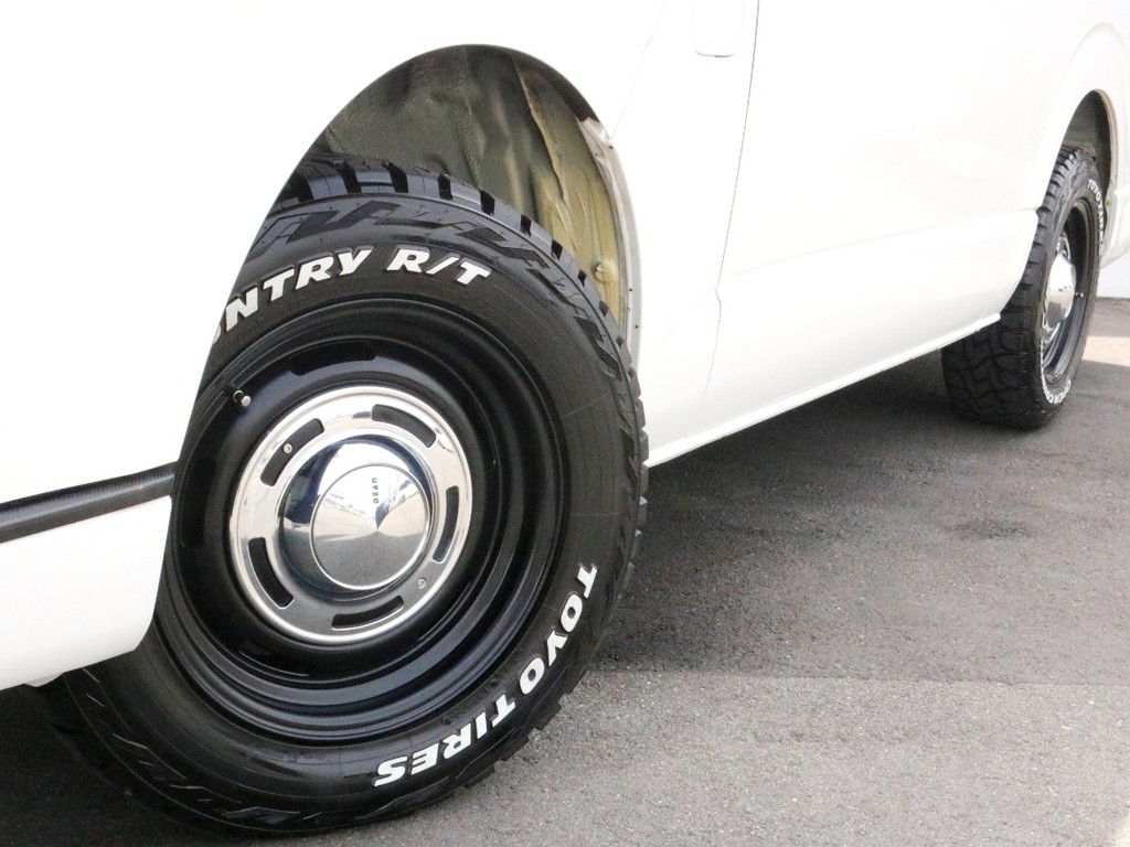 足元にはDEANクロスカントリー１６インチアルミを装着！　タイヤはブロックタイヤのTOYOオープンカントリータイヤを合わせています！　リフトアップとの相性ぴったりです♪