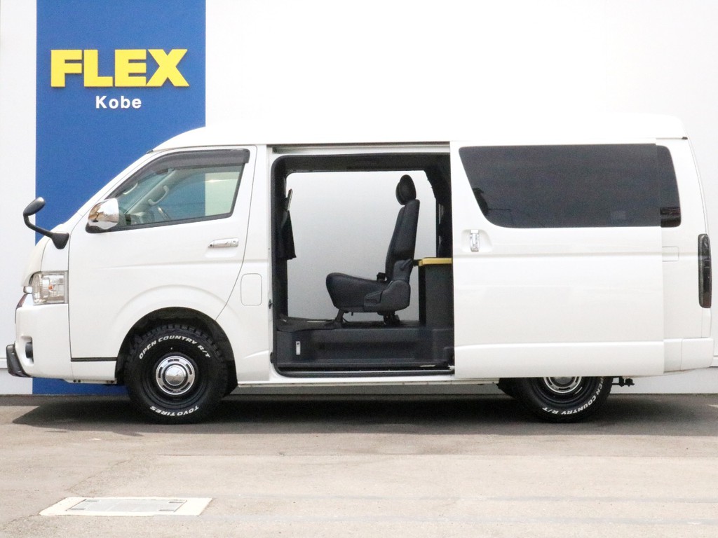 1インチリフトアップ済み！　両側パワースライドドアも完備しているので乗り降りや荷物の積み下ろしが楽々です♪