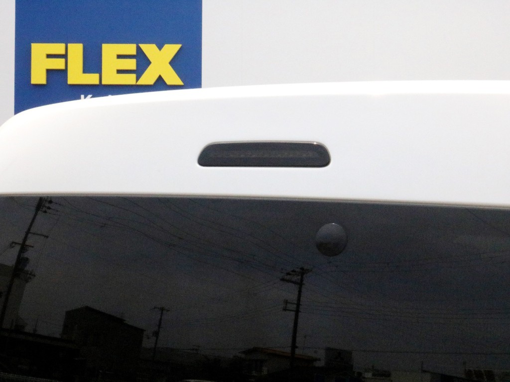 FLEXアルティメットLEDハイマウントストップランプを装着済み！　リアワイパーも撤去済みでリアワイパーホールカバーによってリアガラスフラット化されています。