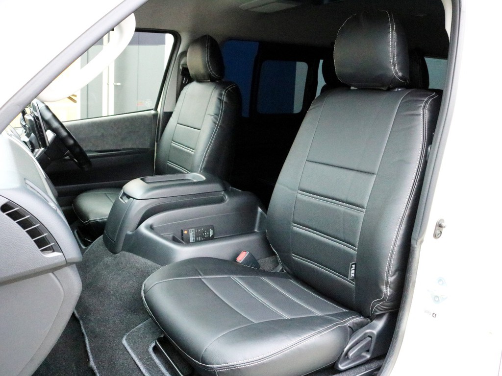 全席FLEXレザー調シートカバーを設置しています！車内の高級感を演出すると共に、純正シートの保護効果も期待出来ます。