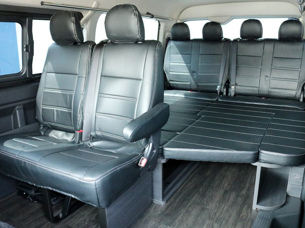 2列目シートもレザー調シートカバー装着で車内に統一感があります！　その後ろはシートアレンジVer1をフラットモードにした状態です。これによりワゴンGLでありながら車中泊対応可能になっております。
