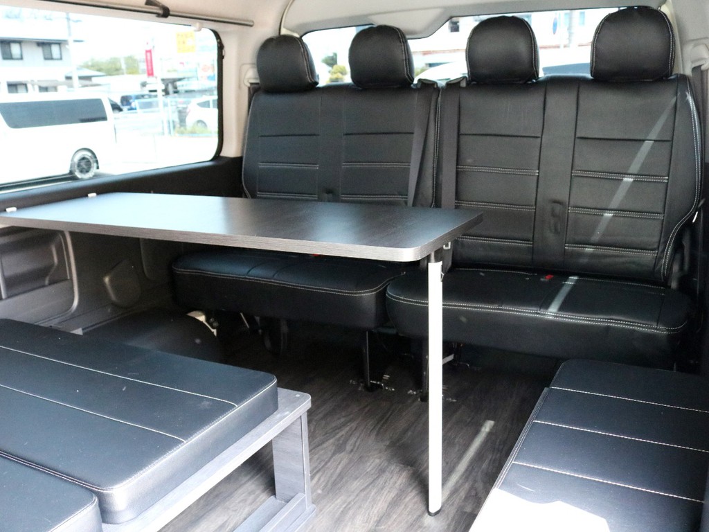 Ver1のベッドパネルを外してテーブルを設置した状態です！　食事を楽しんだり休息したりと使用用途は多数！　ちょっとした隠れ家にもなっちゃいます♪