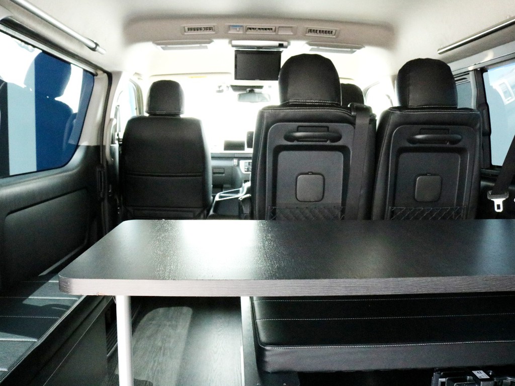 テーブルは後ろ向き3列目シートと前向き4列目シートの間に設置され、互いにテーブルをはさんで向き合う形になっています。4列目シートからはフリップダウン後席モニターを見ることが可能です。