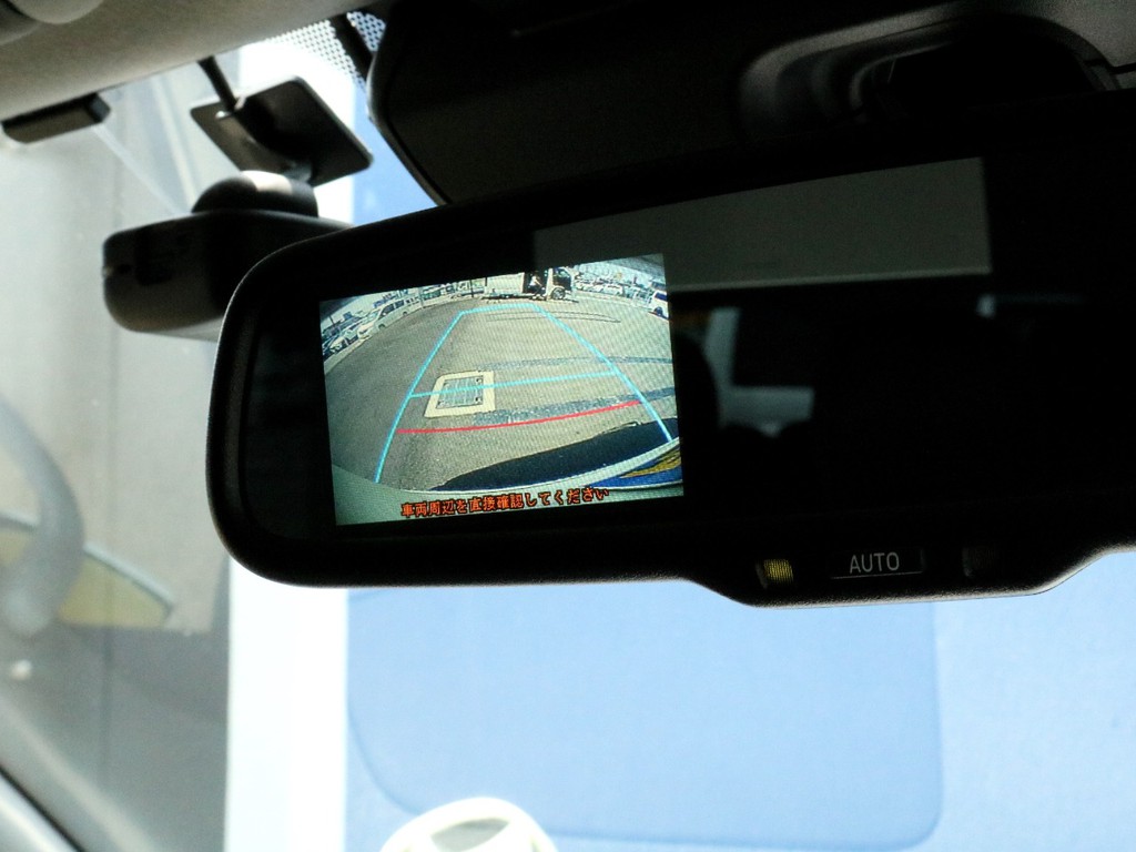 新車時メーカーオプションのバックカメラ内蔵自動防眩ミラーも完備！　バックカメラの映像がミラー左端に描写されます。