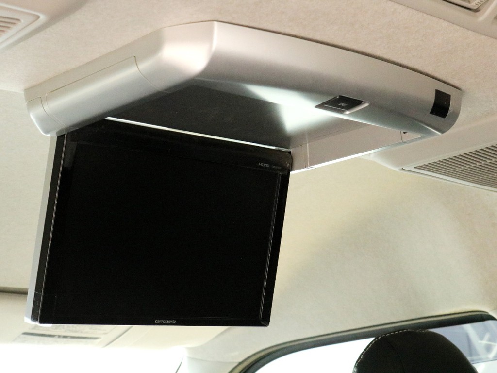 フリップダウン後席モニターも完備！　シートアレンジとの相性が良く、後席のゲストを楽しませると共に、車中泊時にも映像モニターとして活用することが可能です。