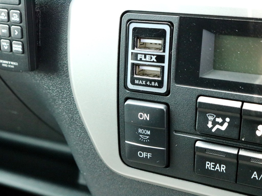 フレックスUSBコネクターも完備！　AC100V電源も助手席足元に設置されているのでモバイル端末の充電等にとても便利です。