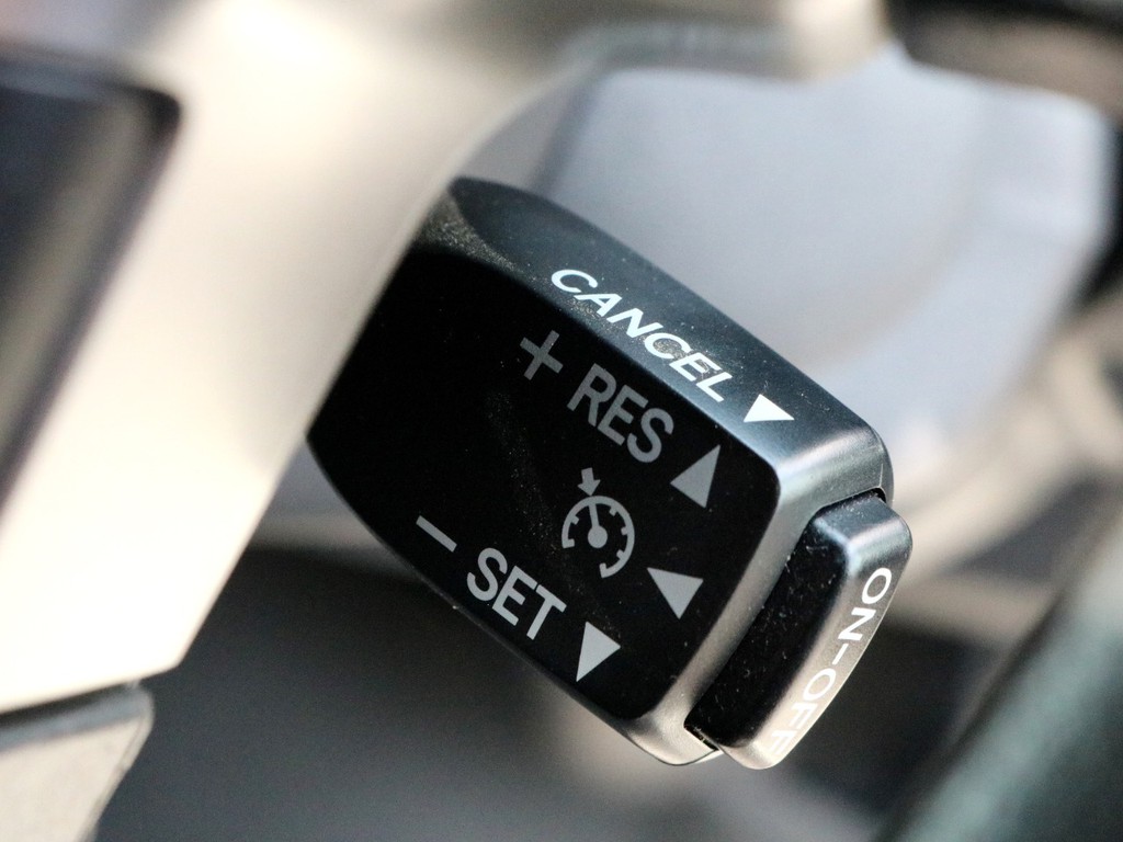 長距離ドライブ時にとても便利なクルーズコントロール（シフトタイプ）を装着済みです！　アクセル操作なしで車が一定速度を維持してくれます。