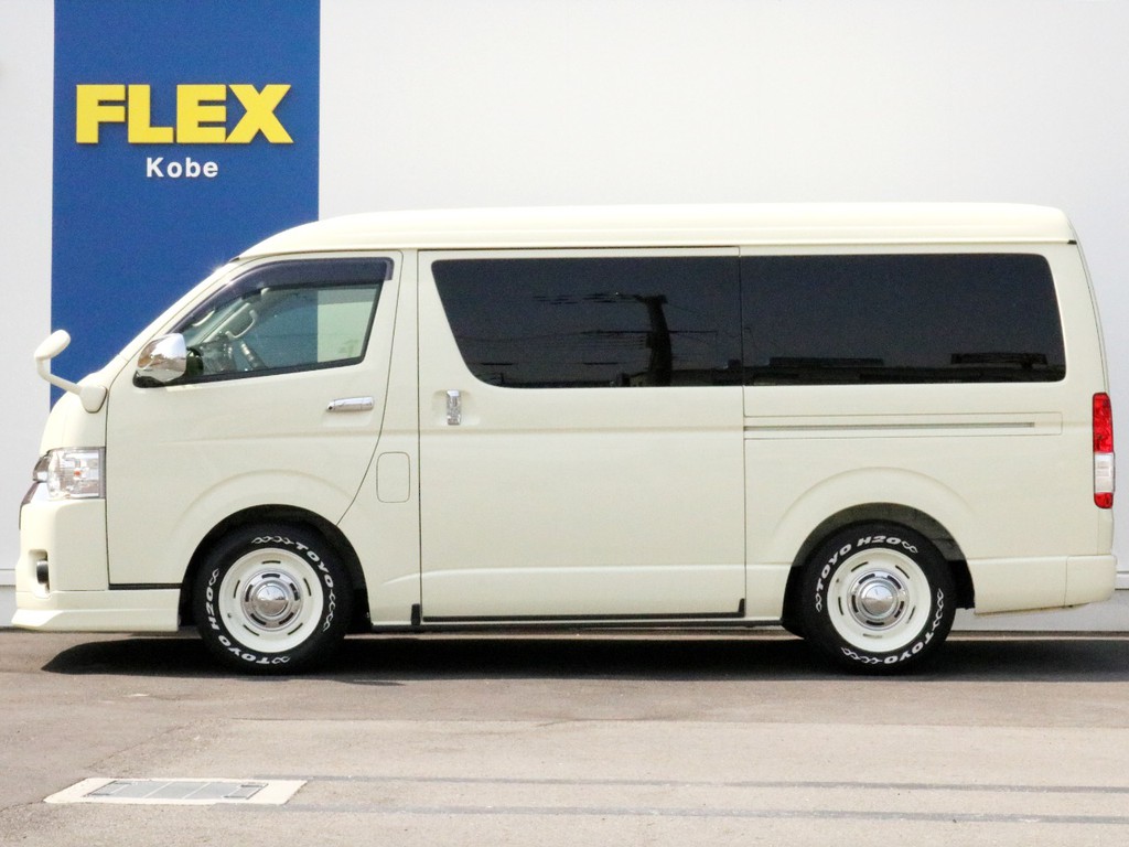 1.5インチローダウン施工済み！　車高公認取得済みなので継続車検の際も安心です！　寒冷地仕様なのでスライドドアの下にはドアの凍結を予防するアウトサイドモールディングが設置されています。