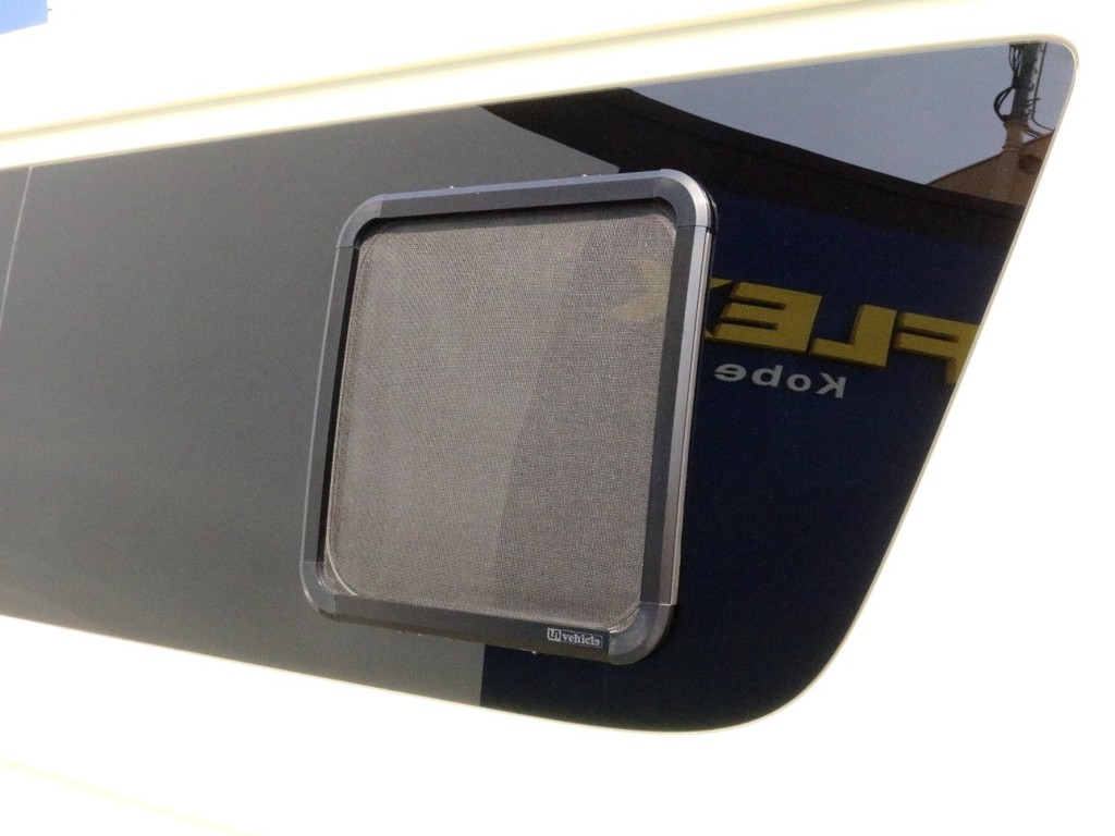 右側の窓には小窓が設置されています。小窓にはユーアイ製の網戸が設置されています♪