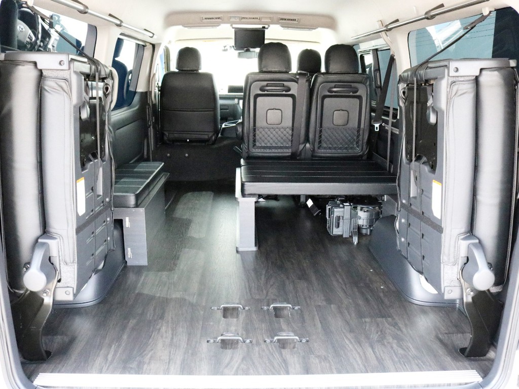 10人乗りワゴンGLですがシートアレンジ車両の為、純正の3列目シートは撤去されてスッキリしています。その為ラゲッジスペースもしっかり確保されていて荷物を沢山載せることが可能です。