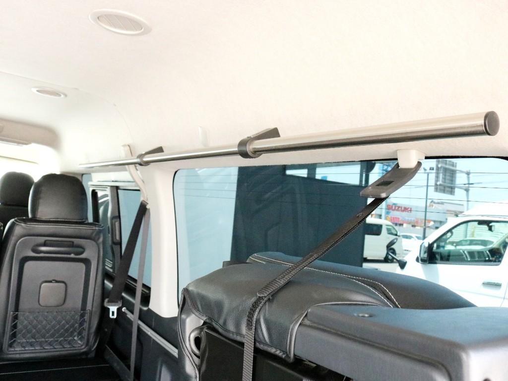 室内左右にはクロスライドサイドバーが設置されています。これにより頭上に荷物を置いたり、衣服やタオルをかけることが可能になります。