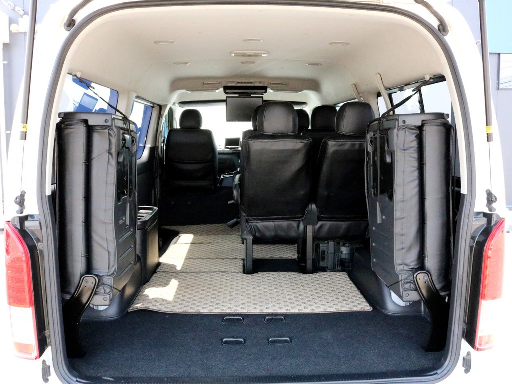 4列目シートを跳ね上げ収納することによって荷室スペースを確保することが可能です。送迎や旅行に便利なハイエースワゴンGLです♪