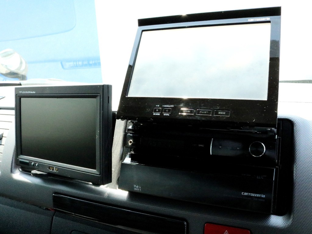 カロッツェリア地デジナビを完備！　セカンドモニターも装着されているのでナビとTV映像を別に映すことも可能です。