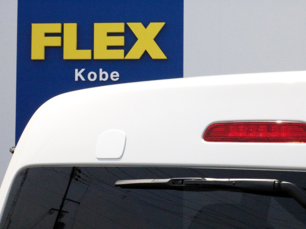 バックカメラ搭載車両なのでリアミラーは撤去されています。リアミラーの跡が目立たないように同色リアミラーホールカバーによってフラット化されています。