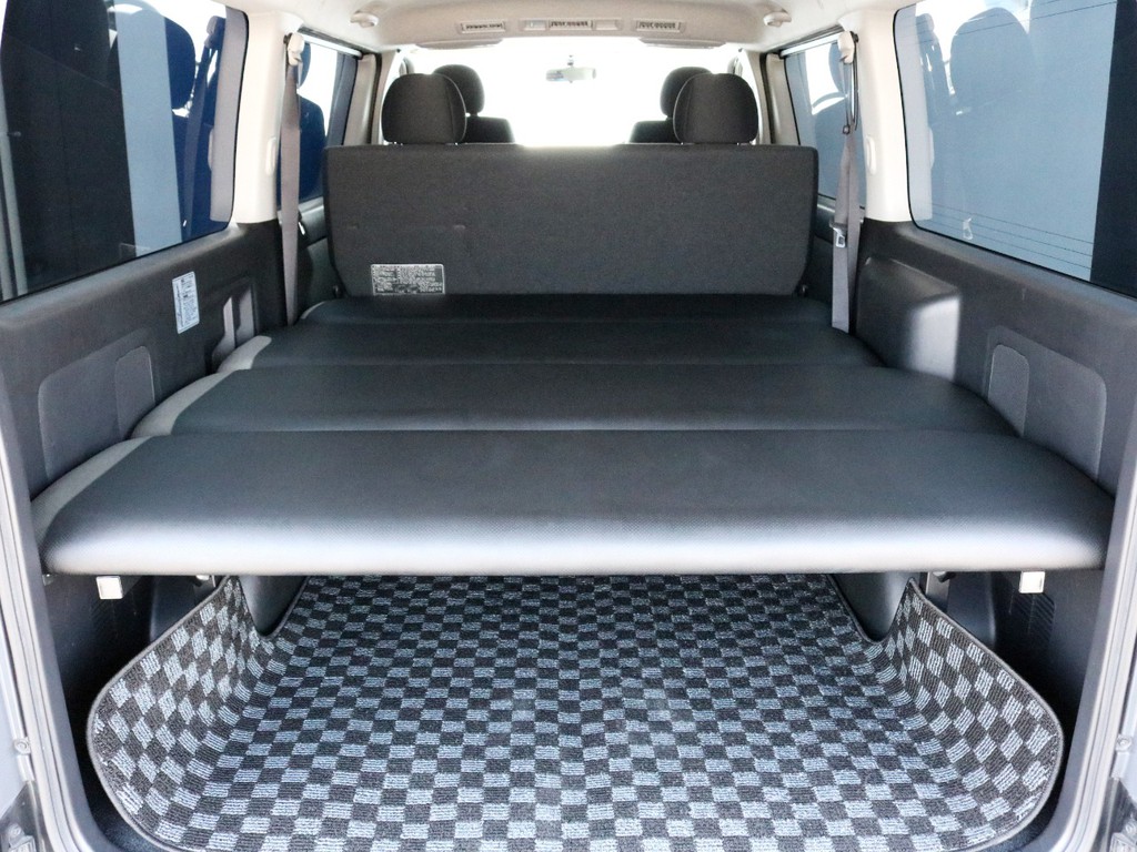 荷室スペースにはベッドキットが設置されており車中泊にも対応しています！2列目シートの背面までの長さは成人男性が足を伸ばしてくつろげるくらい確保されています。
