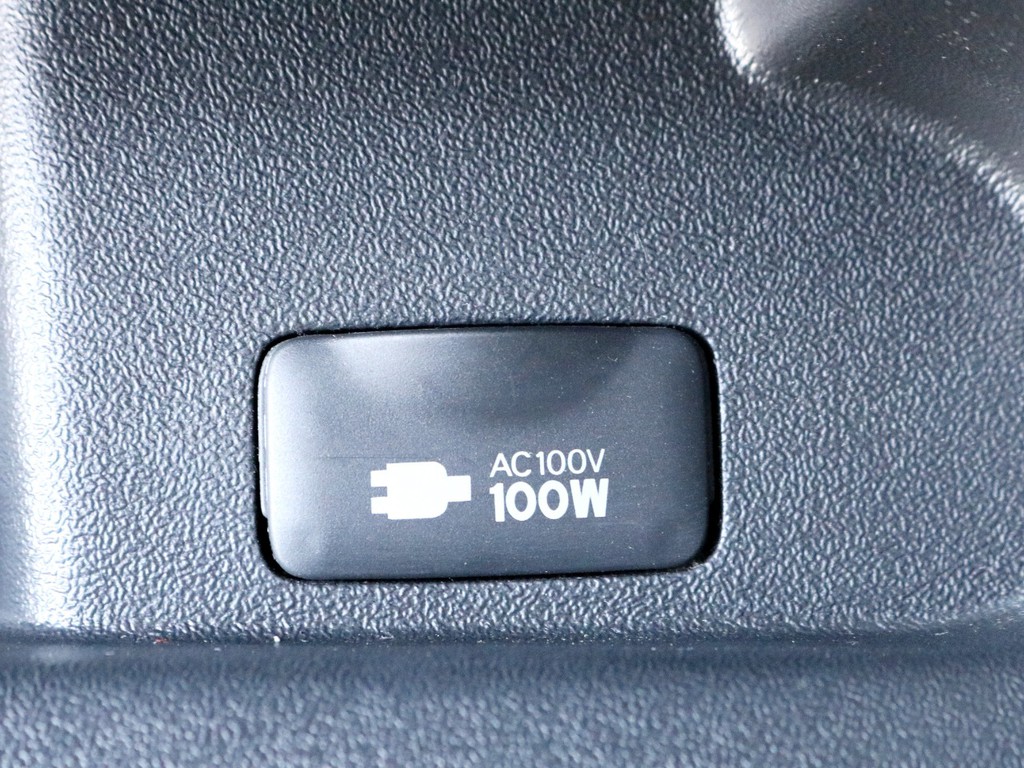 あると便利なアクセサリーコネクターAC100V電源が設置されています！　携帯の充電などにご活用頂けます。