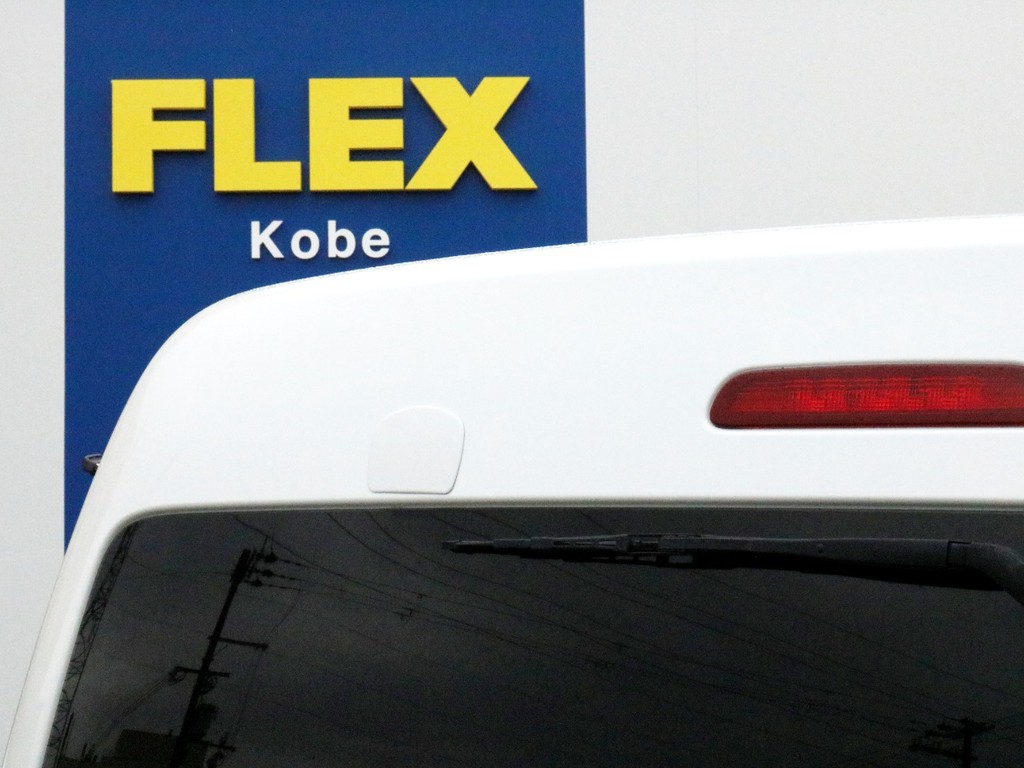 バックカメラ搭載車両なのでリアミラーは撤去されています。リアミラーの跡はリアミラーホールカバーによってフラット化されています。