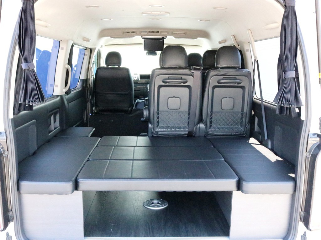 FLEXオリジナルシートアレンジVer3を施工済み！　4列目シートを撤去して横向き4名乗車配列にすることによって、ワゴンでありながらリアに広大なベッドスペース＆ラゲッジスペースを確保しています。