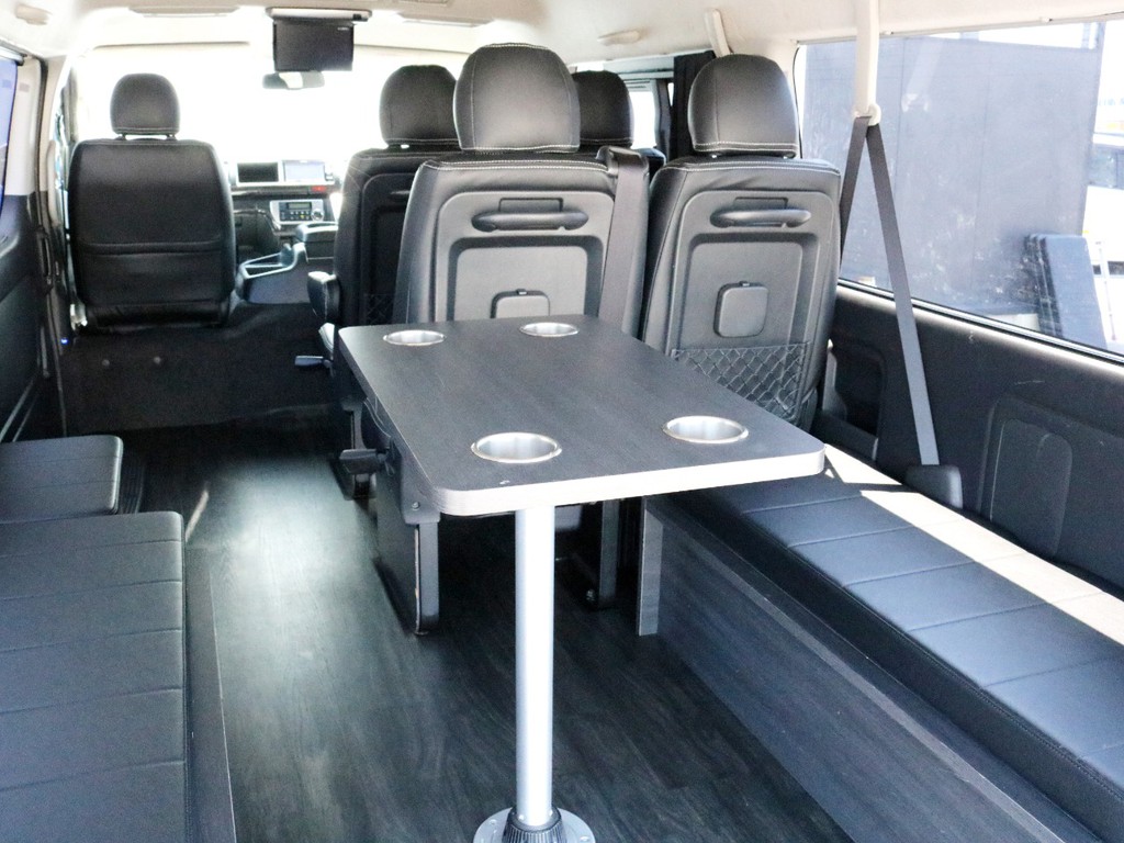 横向きベンチシート中央にはテーブルを設置することが可能です！　中古車両だからこそ出来るこの仕様！　まさに全国一斉早い者勝ちの一台です！