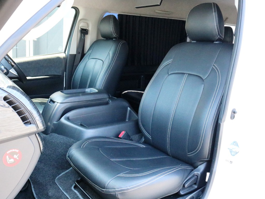 レザー調シートカバーを装着済みです！　車内の高級感を演出すると共に、純正シートの保護効果も期待出来ます。シートアレンジとの相性もばっちりです！
