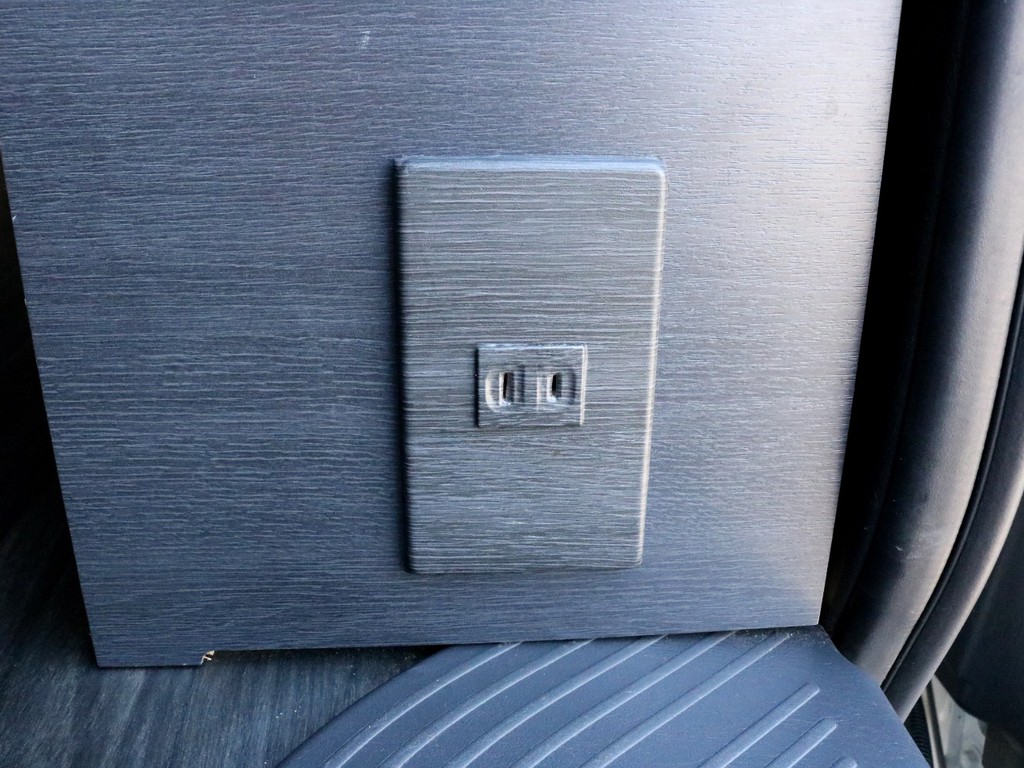 スライドドアを開けて直ぐ右手の辺りにAC100V電源が設置されています。モバイル端末の充電などにご活用頂けます。